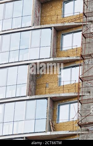 Bâtiment en construction avec isolation thermique et balcons à fenêtres Banque D'Images