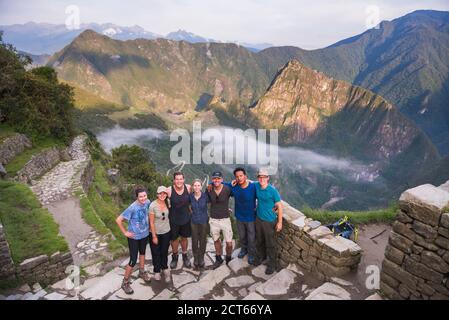 Groupe à la fin de la piste Inca, porte du Soleil (Inti Punku ou Intipuncu), Machu Picchu, région de Cusco, Pérou, Amérique du Sud Banque D'Images