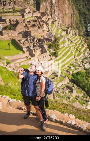 Couple prenant un selfie à Machu Picchu Inca Ruins, région de Cusco, Pérou, Amérique du Sud Banque D'Images
