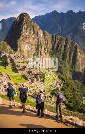 Touristes prenant une photo de Machu Picchu Inca Ruins, région de Cusco, Pérou, Amérique du Sud Banque D'Images