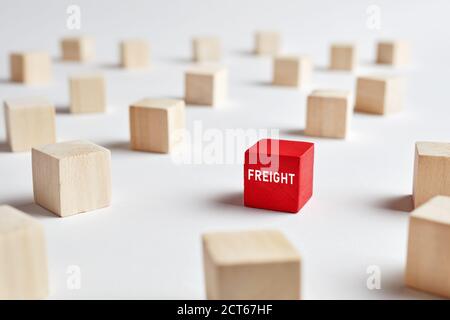 Le mot fret sur cube en bois. Distribution logistique, entrepôt ou livraison, ou concept d'entreprise. Banque D'Images