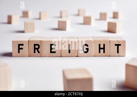 Le mot fret sur des cubes en bois. Distribution logistique, entrepôt ou livraison, ou concept d'entreprise. Banque D'Images