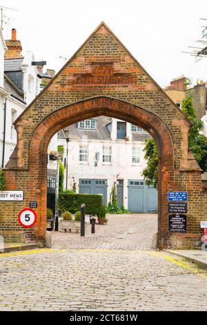 Londres West End Knightsbridge pont en briques rouges arche Pont St Mews 1879 rue privée scène luxe exclusif maisons en rangée à la mode panneaux de pavés Banque D'Images