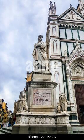 La statue de Dante Alighieri est située sur la Piazza Santa Croce, à côté de la basilique de Santa Croce. Florence, Italie Banque D'Images