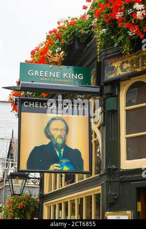 Londres West End Knightsbridge Street scène Chelsea Potter Greene King gastro pub 1842 signes bar restaurant boîte de fenêtre fleurs rouge blanc rose Banque D'Images