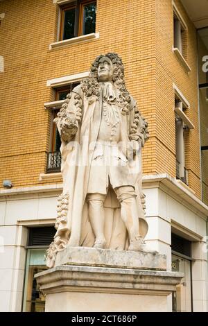 Londres West End Knightsbridge statue sculpture Sir Hans Sloane 1660 - 1753 robes de perruques par Simon Smith 2007 médecin fondateur British Museum Banque D'Images