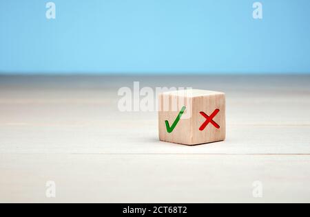 Bloc en bois avec une coche verte et une croix rouge Concept de choix et de prise de décision. Banque D'Images