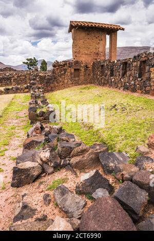 Les ruines de Raqchi Inca, un site archéologique dans la région de Cusco au Pérou, en Amérique du Sud Banque D'Images