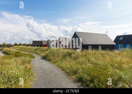 Les anciennes cabanes de pêcheurs sont converties en maisons de vacances dans le vieux port de Hvide Sande, Jutland, Danemark Banque D'Images