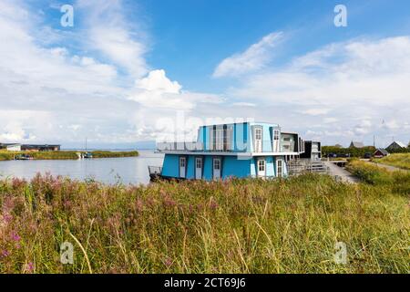 Maisons de vacances flottantes dans le vieux port de Hvide Sande, Jutland, Danemark Banque D'Images