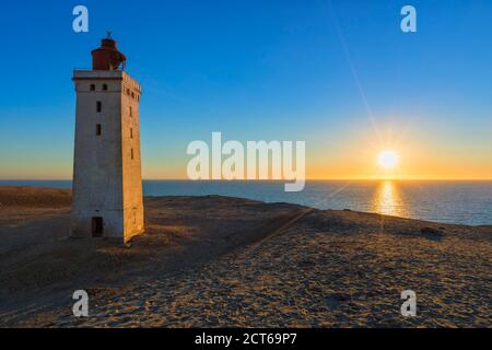 Le célèbre phare de Rubjerg Knude, Denmar, au coucher du soleil Banque D'Images