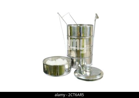 Porte-aliments en acier inoxydable avec beaucoup de contenu sur fond blanc Banque D'Images