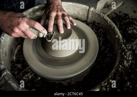 Jeter un pot sur une roue de poterie dans un atelier de poterie et de céramique noire Marginea, Bukovina, Roumanie Banque D'Images
