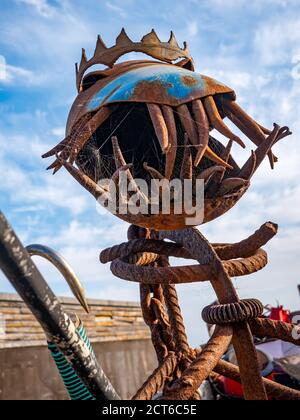 Monster face, fait de vieux matériel de pêche rouillé, plage Hastings Banque D'Images