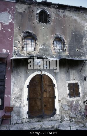 10 décembre 1995 pendant la guerre en Bosnie : Kujundziluk, sur le côté est (musulman) de la rivière Neretva à Mostar. Banque D'Images