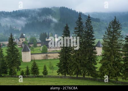 Le monastère de Sucevita, une église gothique classée dans les « églises peintes du nord de la Moldavie » de l'UNESCO, Bukovina, Roumanie Banque D'Images