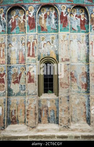 Peintures murales au Monastère de Sucevita, une église gothique classée dans les 'églises peintes du nord de la Moldavie' de l'UNESCO, Bukovina, Roumanie Banque D'Images