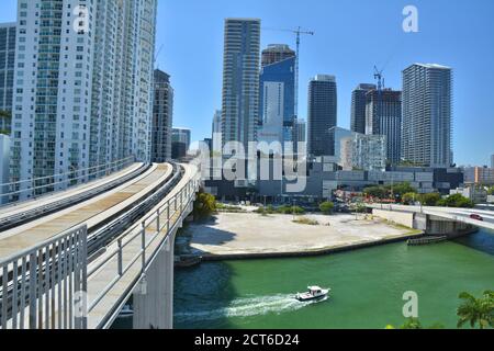 MIAMI, États-Unis - 19 MARS 2017 : le train Metromover traverse le fleuve Miami dans le quartier financier de Brickell aux États-Unis. Banque D'Images