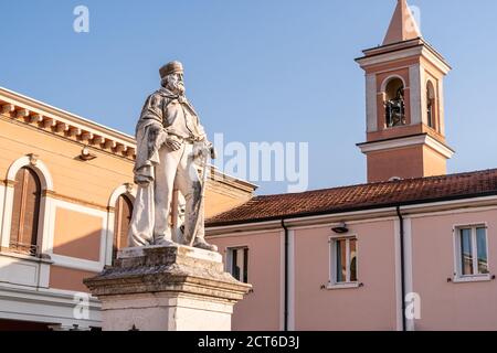 La statue de Giuseppe Garibaldi à Cesenatico, elle est située sur la place Pisacane et est l'une des premières statues jamais érigées en Italie au héros national. Emilie Romagne, Italie. Banque D'Images