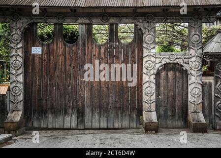 Porte traditionnelle roumaine décorée en bois, située dans les régions de Maramures et de Transylvanie en Roumanie Banque D'Images