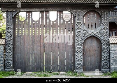 Porte traditionnelle roumaine décorée en bois, située dans les régions de Maramures et de Transylvanie en Roumanie Banque D'Images