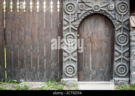 Porte traditionnelle roumaine décorée en bois, située dans les régions de Maramures et de Transylvanie en Roumanie Banque D'Images