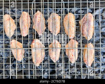 Délicieux poulet grillé sur le barbecue. Ailes de poulet sur le mangal dans la nature. Pique-nique. Gros plan. Banque D'Images