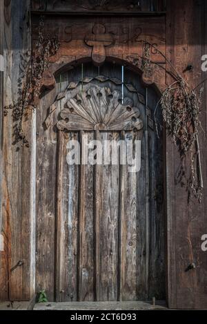 Porte traditionnelle roumaine décorée en bois, située dans les régions de Maramures et de Transylvanie en Roumanie Banque D'Images