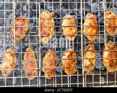 Délicieux poulet grillé sur le barbecue. Ailes de poulet sur le mangal dans la nature. Pique-nique. Gros plan. Banque D'Images