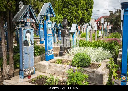 Cimetière Merry en bois de pierres tombales sculptées, Sapanta, Maramures, Roumanie Banque D'Images