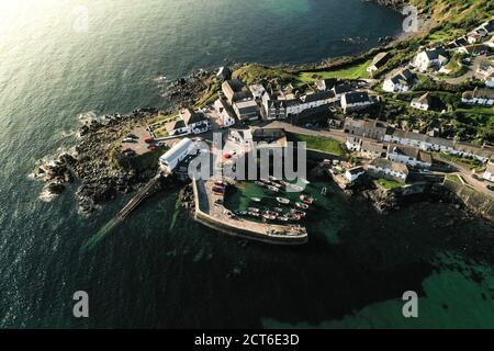 COVERACK, CORNWALL, ROYAUME-UNI - 10 SEPTEMBRE 2020. Une image de paysage aérienne par drone du pittoresque village de pêcheurs de Cornouailles et du port de Coverack Banque D'Images