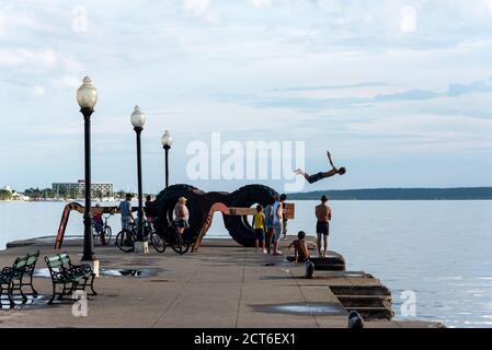 28 août 2019: Groupe de jeunes garçons jouant dans le port de Cienfuegos. Cienfuegos, Cuba Banque D'Images