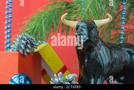 Décorations de Noël festives sur fond rouge. bull comme symbole de la nouvelle année 2021. perles de noël Banque D'Images