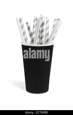 Papier pailles à boire dans la tasse sur fond blanc Banque D'Images