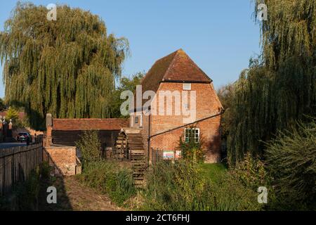 Moulin pittoresque du début du XIXe siècle, situé dans un cadre charmant sur les rives de la Mole à Cobham, Surrey. Banque D'Images