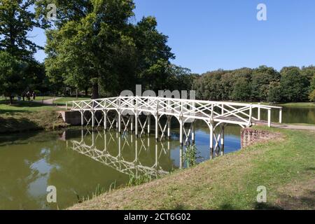 Le pont chinois au parc Painshill de Surrey. Banque D'Images