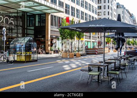 Berlin, Mitte et Friedrichstrasse sont désormais partiellement piétonnes, avec une grande piste cyclable centrale, des arbres, des sièges et de petits présentoirs Banque D'Images