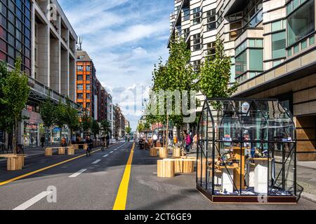 Berlin, Mitte et Friedrichstrasse sont désormais partiellement piétonnes, avec une grande piste cyclable centrale, des arbres, des sièges et de petits présentoirs Banque D'Images