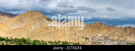 DAS Kloster Namgyal Tsemo Gompa auf dem Tsenmo-Hügel, ein Aussichtspunkt über Leh, Ladakh, Jammu und Kaschmir, Indien, Asien Banque D'Images