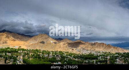 DAS Kloster Namgyal Tsemo Gompa auf dem Tsenmo-Hügel, ein Aussichtspunkt über Leh, Ladakh, Jammu und Kaschmir, Indien, Asien Banque D'Images