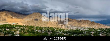 DAS Kloster Namgyal Tsemo Gompa auf dem Tsenmo-Hügel, ein Aussichtspunkt über Leh, Ladakh, Jammu und Kaschmir, Indien, Asien Banque D'Images