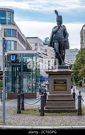 Berlin, Mitte, entrée de la gare U de Mohrenstrasse et Statue de Hans Joachim von Zieten. La gare doit être renommée Anton-Wilhelm-Amo Banque D'Images