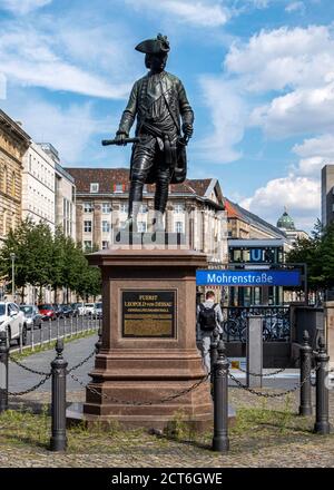 Berlin, Mitte, entrée de la station de métro Mohrenstrasse U et statue du Prince Léopold I de DessauLa station doit être rebaptisée Anton-Wilhelm-Amo. Banque D'Images