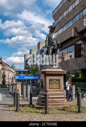 Berlin, Mitte, entrée de la station de métro Mohrenstrasse U et statue du Prince Léopold I de DessauLa station doit être rebaptisée Anton-Wilhelm-Amo. Banque D'Images