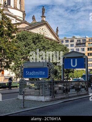 U Stadtmitte, entrée de la station de métro et Deutscher Dom, église allemande à Mohrenstrasse, Mitte, Berlin Banque D'Images