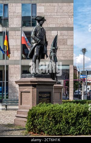 Berlin,Mitte, Zietenplatz.Statue de Hans Karl von Winterfeldt (1707–1757) Lieutenant général dans l'armée prussienne. Copie de sculpture en bronze par August Kiss Banque D'Images