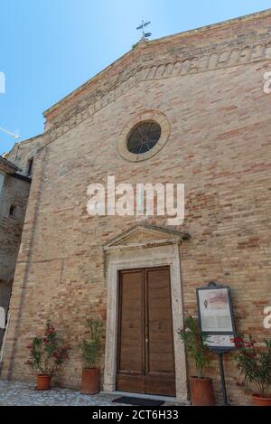 Extérieur de l'église San Rocco dans le village médiéval d'Acquaviva Picena À Ascoli Piceno - Italie Banque D'Images