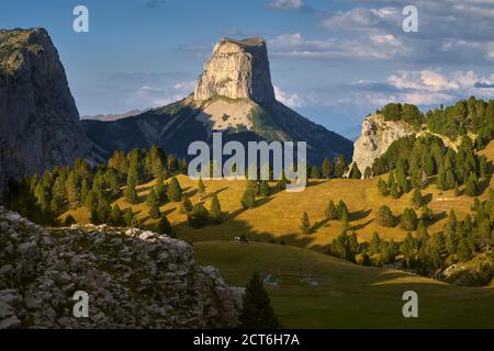 Mont aiguille en automne au coucher du soleil dans les hauts plateaux du Vercors. Parc naturel régional du Vercors, Isère, Rhône-Alpes, Alpes, France Banque D'Images