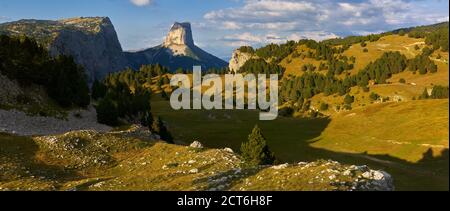 Les hauts plateaux du Vercors et le Mont aiguille en automne au coucher du soleil (panoramique). Parc naturel régional du Vercors, Isère, Rhône-Alpes, Alpes, France Banque D'Images