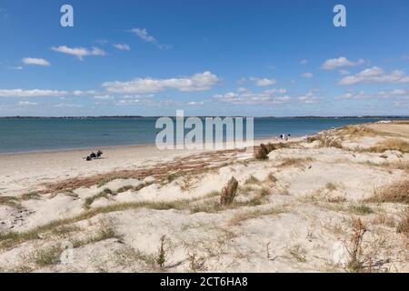 Plage de sable isolée sur l'île Thorney qui se jette dans le port de Chichester, dans le West Sussex. Banque D'Images